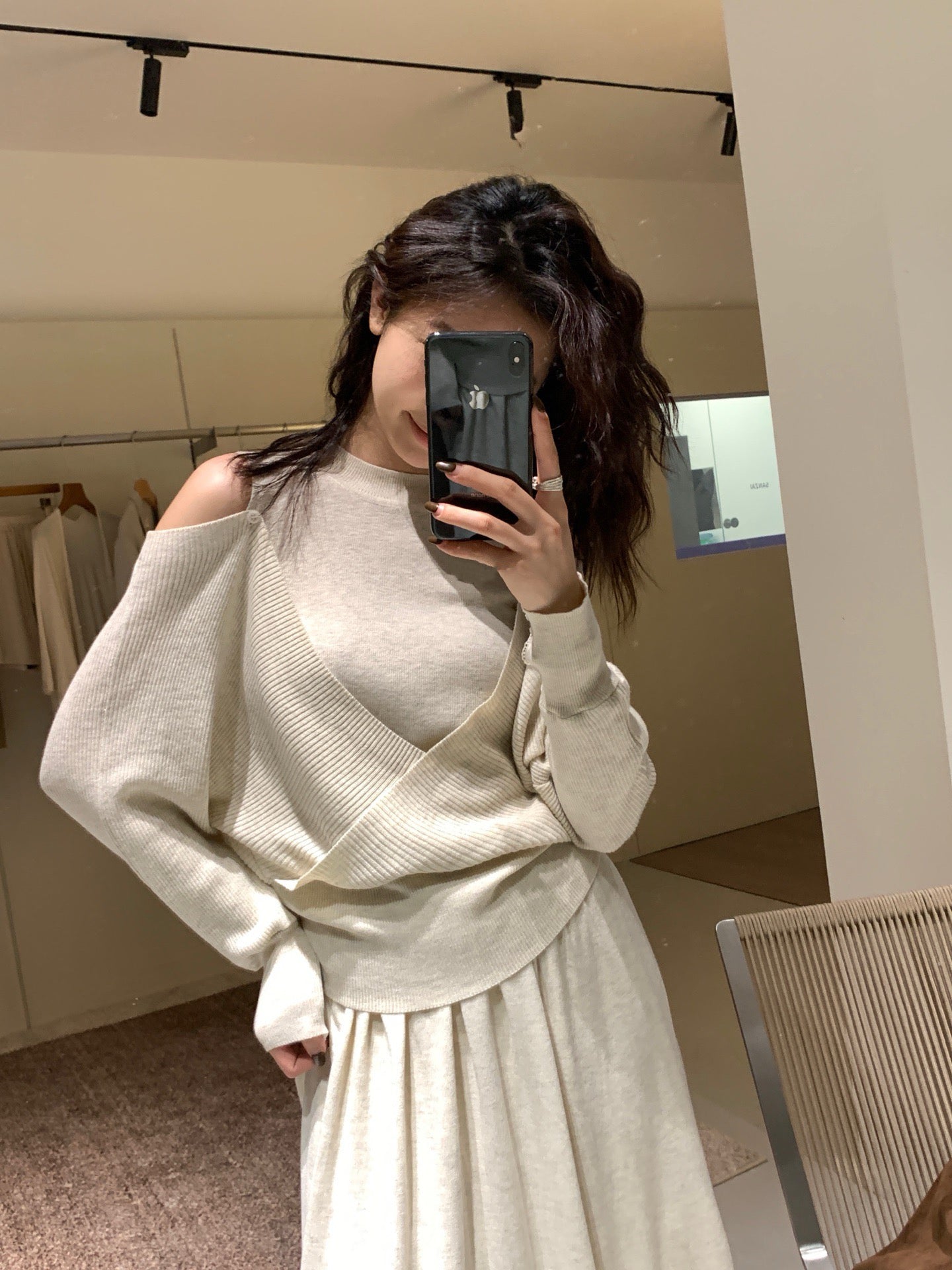 // 設計感交叉露肩針織上衣