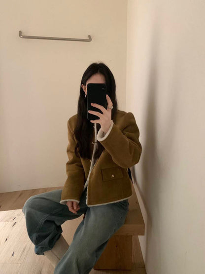 // 帥氣復古風色調皮毛一體金色鈕扣外套