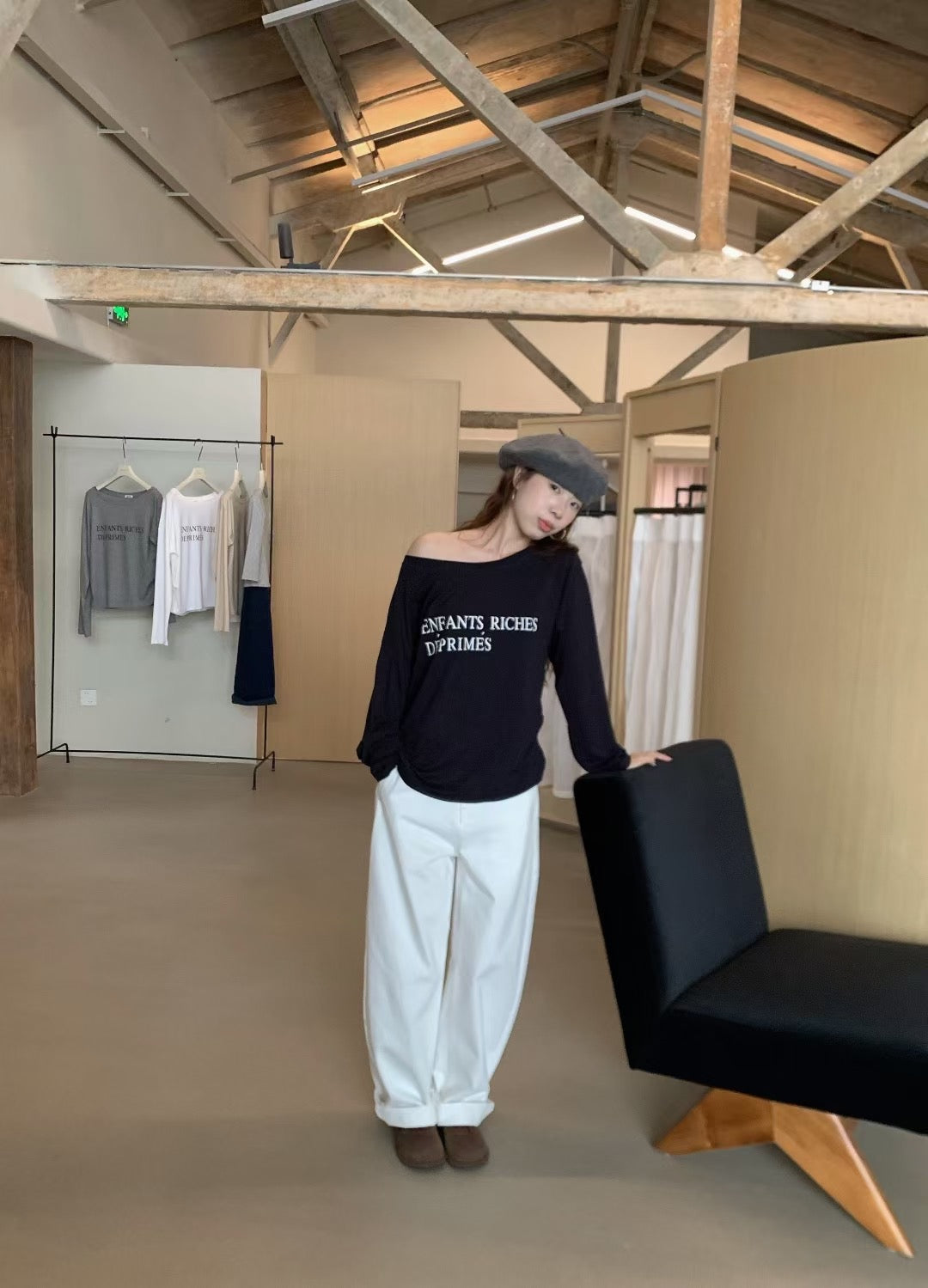 // 腰打褶可斜肩穿字母TEE