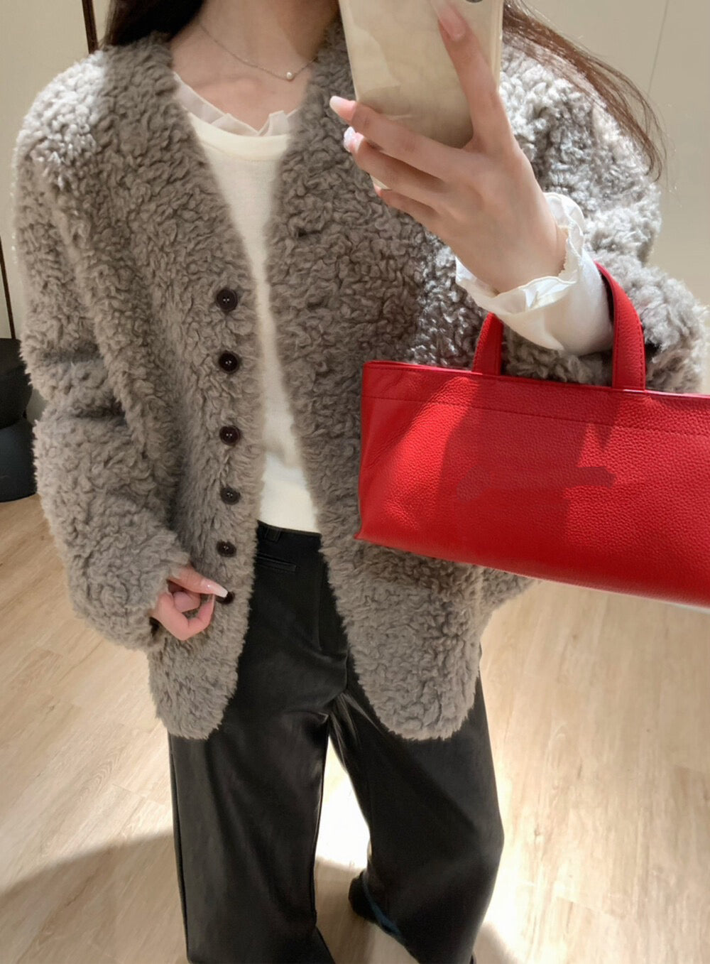 // 經典V領毛毛外套