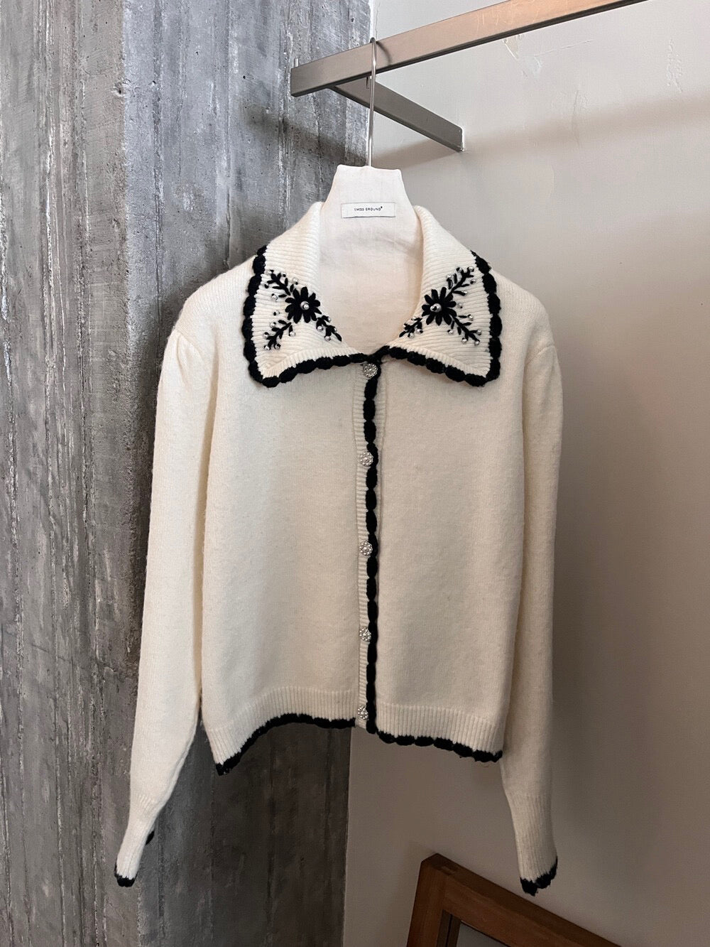 // 撞色包邊+刺繡花翻領珍珠鈕CD