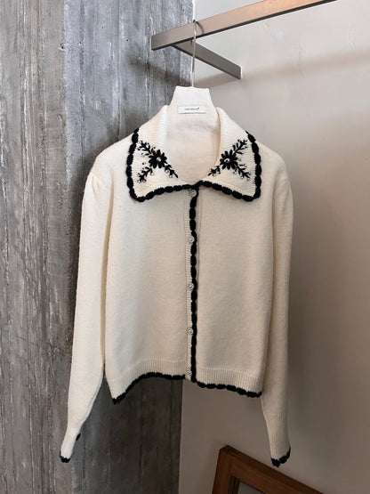 // 撞色包邊+刺繡花翻領珍珠鈕CD