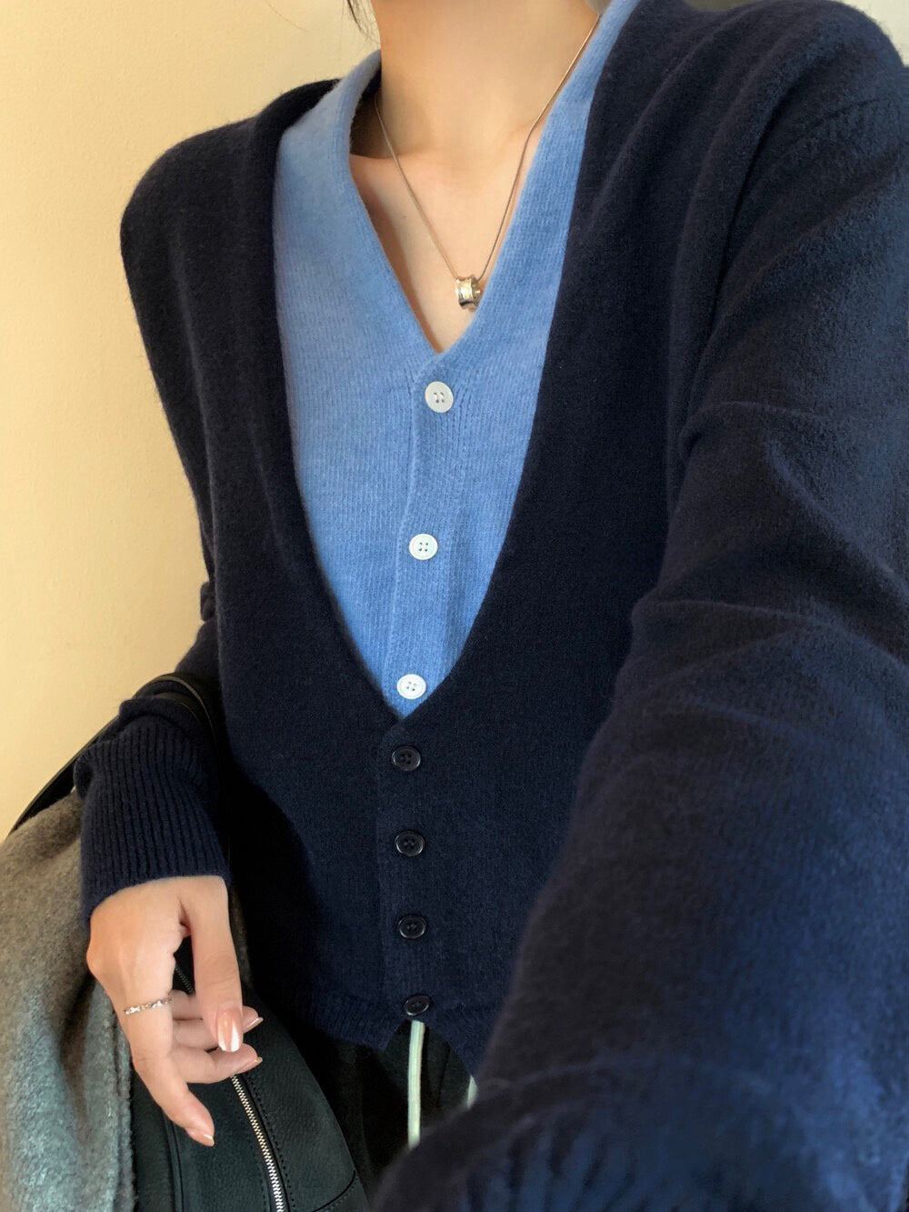 // 深V撞色假兩件開胸CD