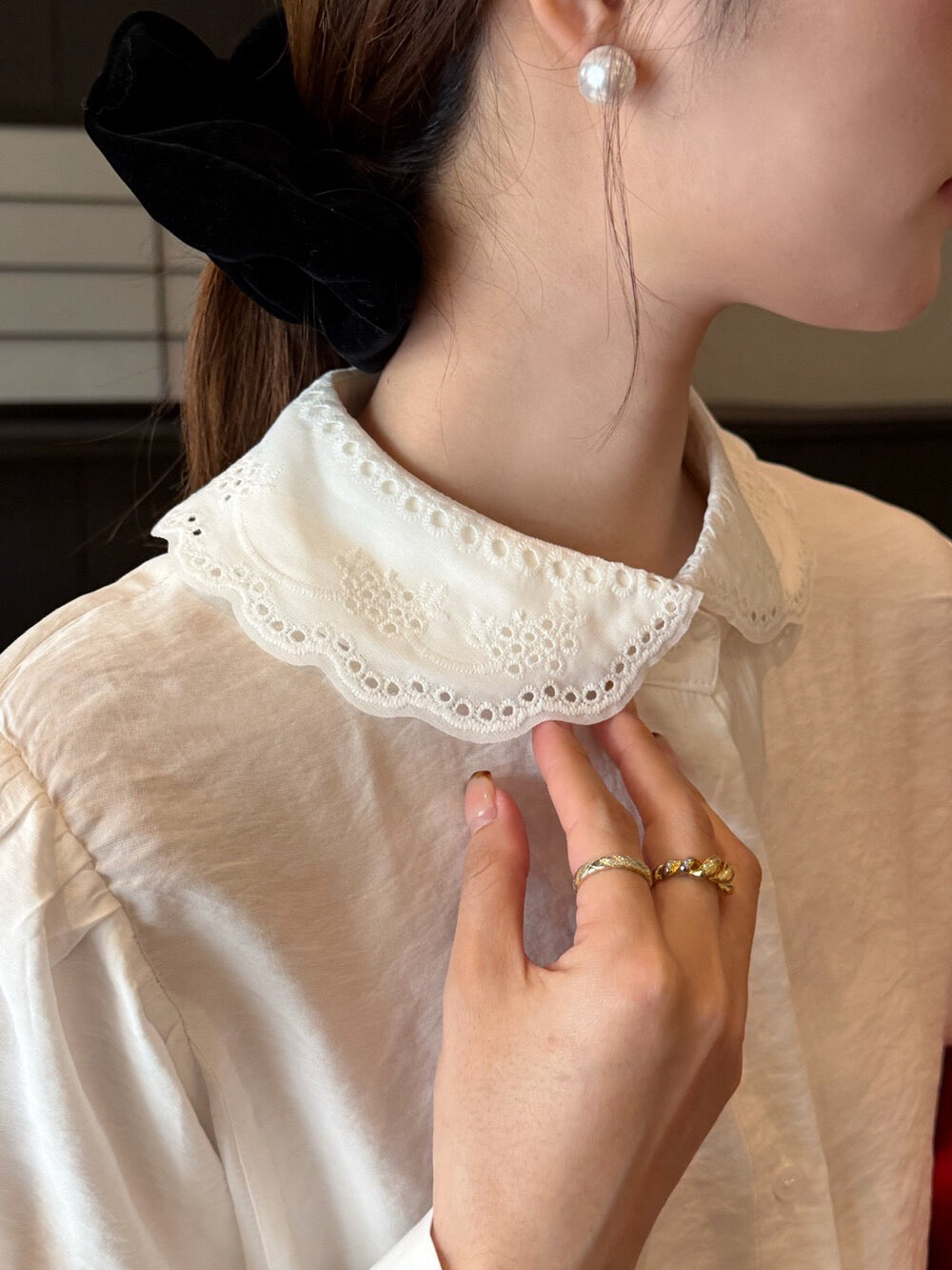 // 精緻花邊刺繡圓翻領BL