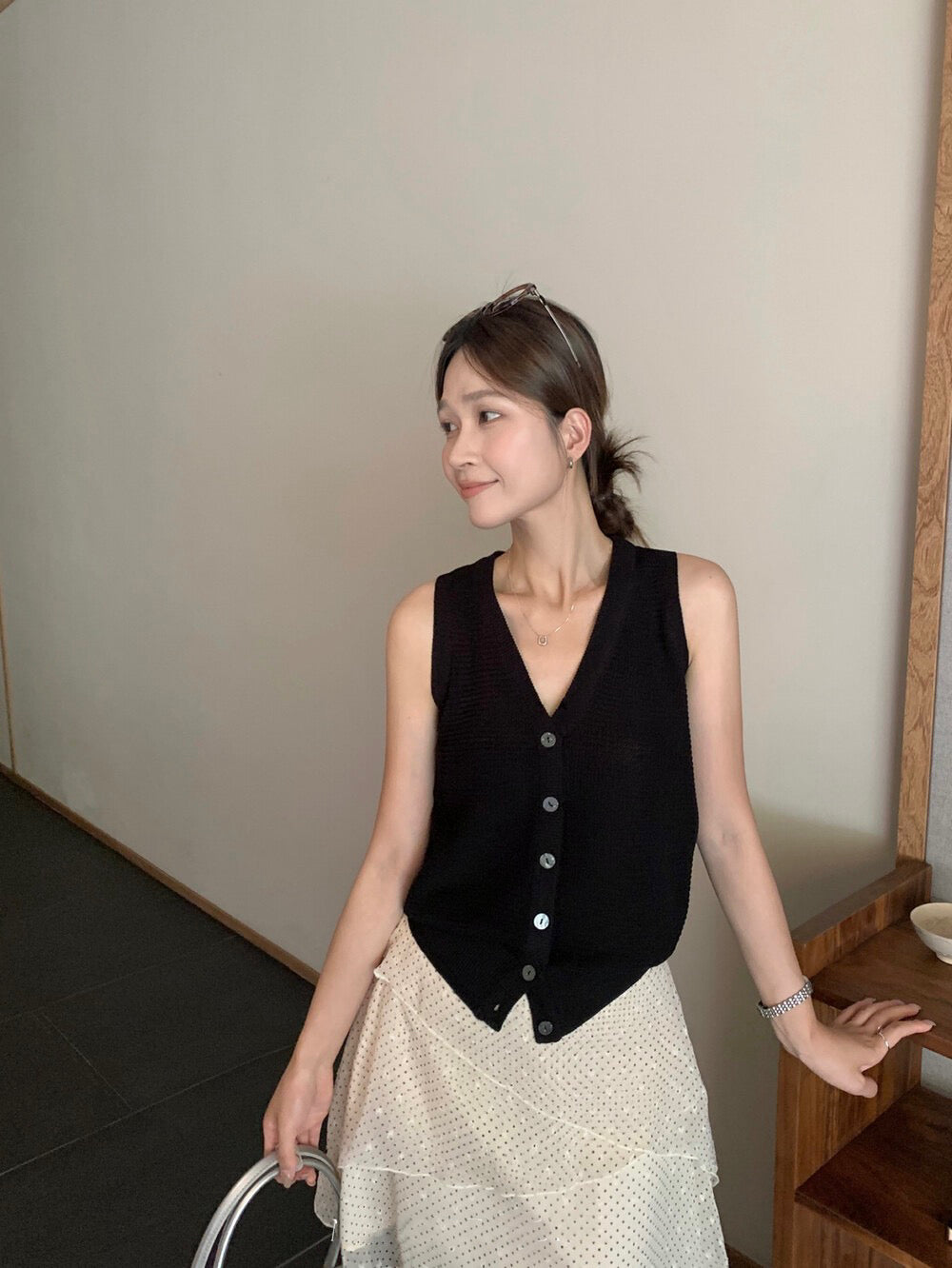 K18 / V領微入膊麻質排扣針織背心
