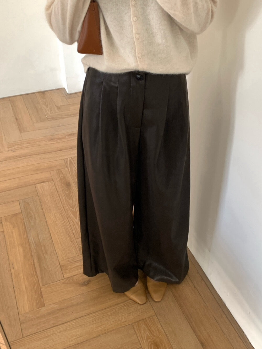 // 造型感帥氣軟軟油蠟皮褲