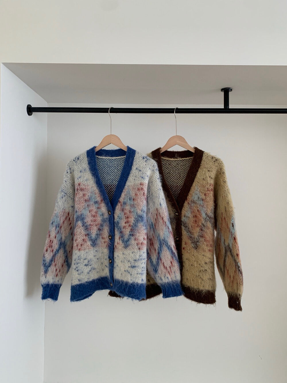 // 復古菱格圖案軟糯V領CD