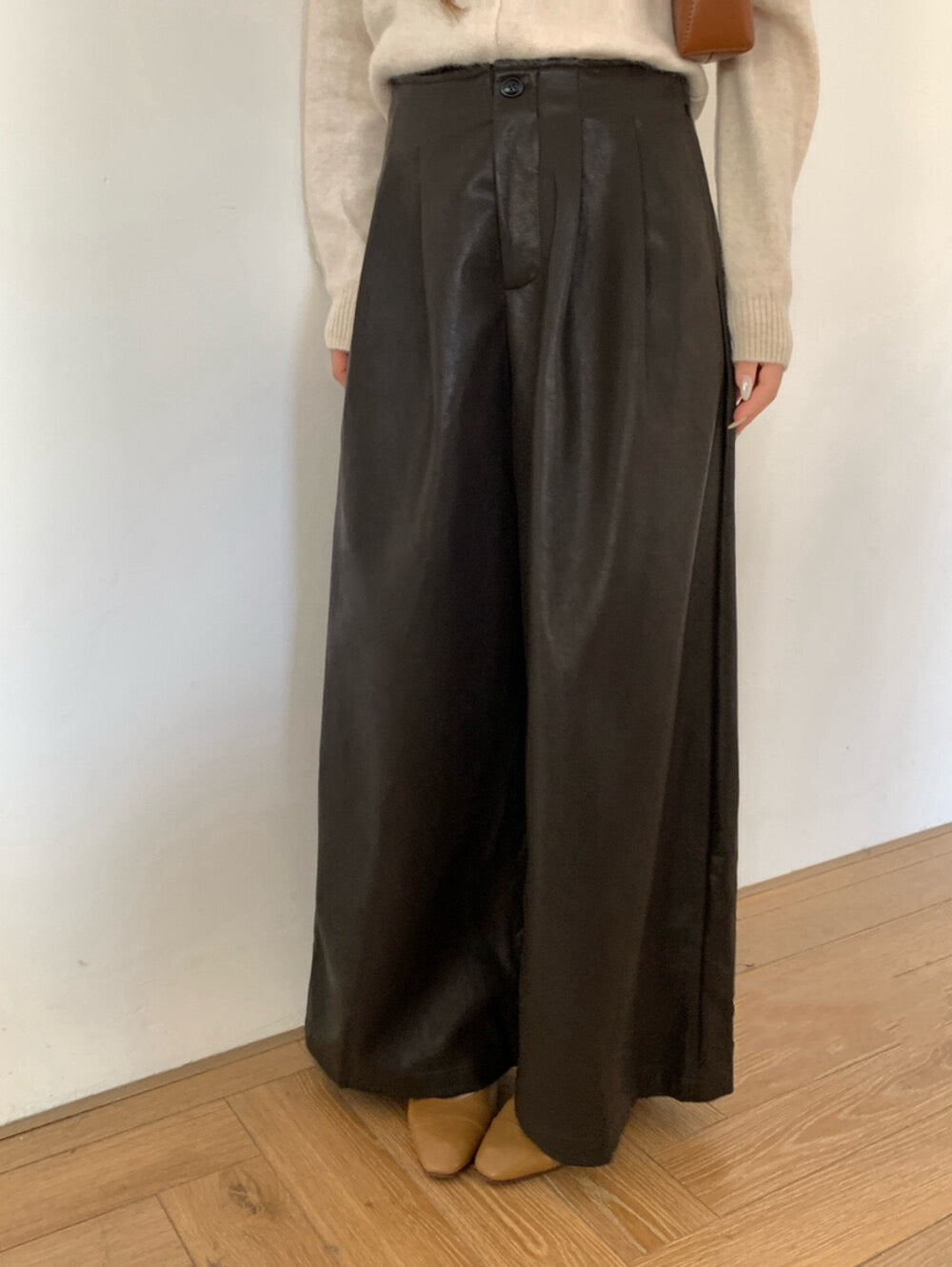 // 造型感帥氣軟軟油蠟皮褲