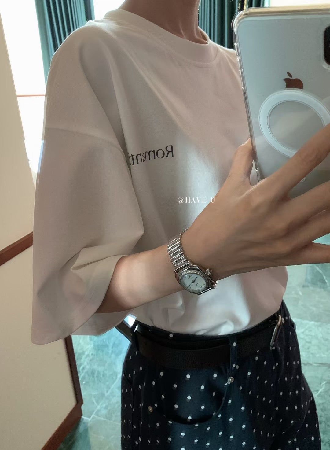 // 背後玫瑰圖案寬鬆TEE