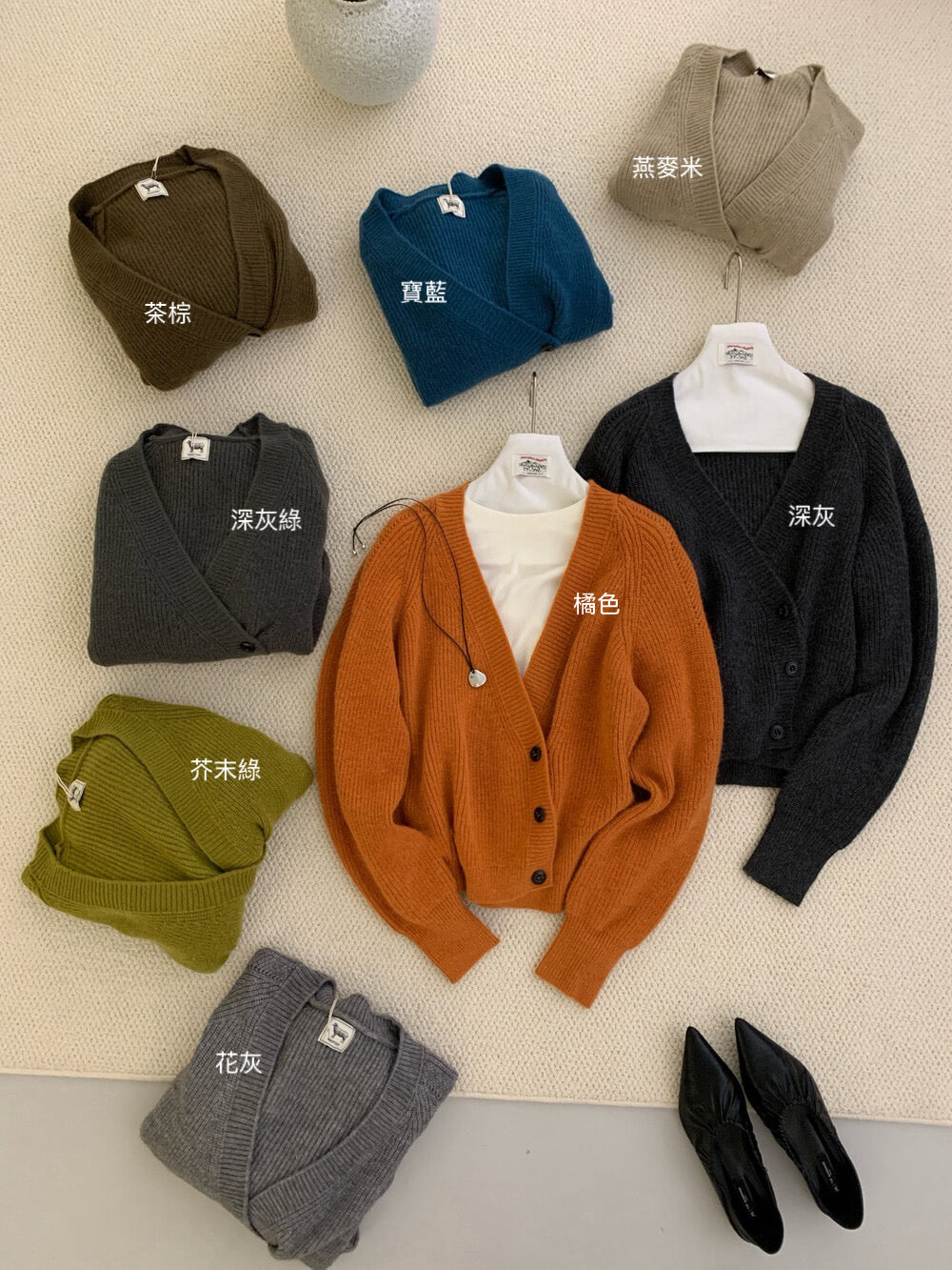 // 設計感交叉側鈕扣深V毛衣