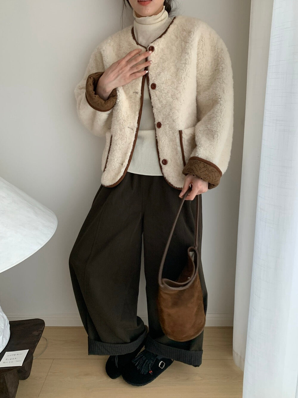 // 袖口翻邊拼lace包邊毛毛外套