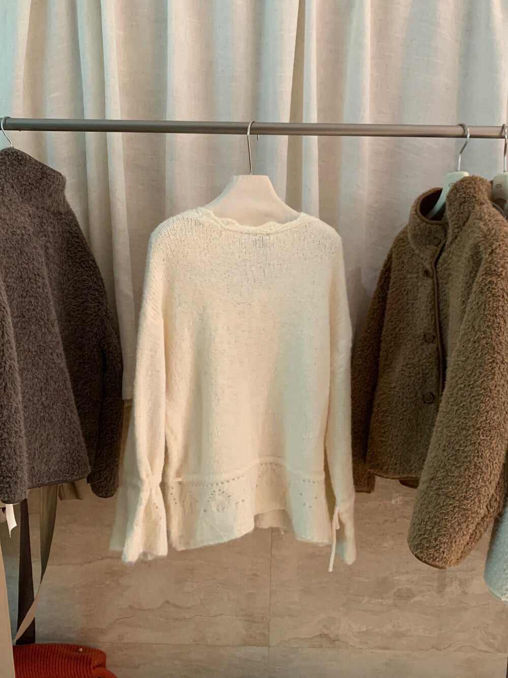 // 法式鈎花設計感抽繩V領立體裝飾CD