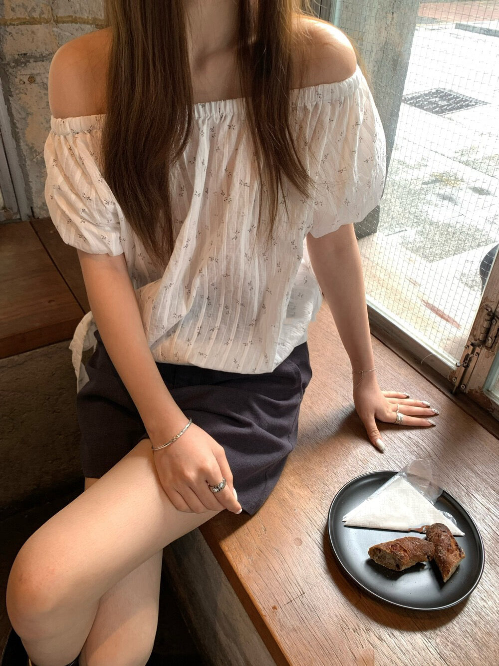 // 側綁帶小碎花泡泡袖一字領BL