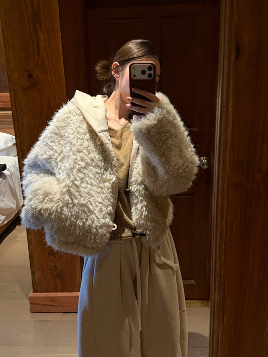 // 手感超好皮毛一體連夾棉帽牛角鈕外套