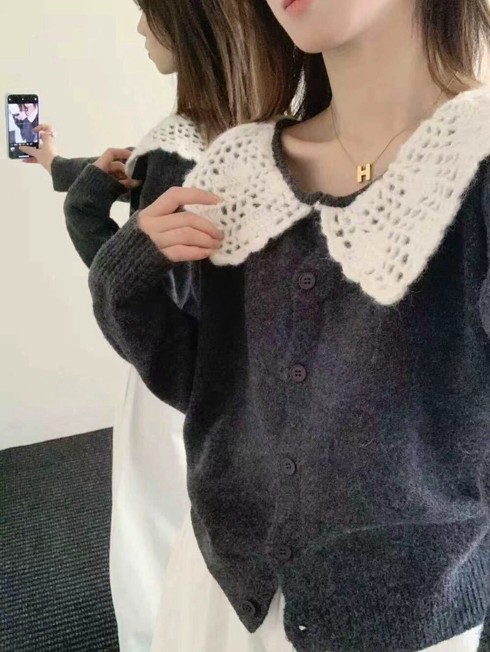 // 拼接鈎花針織翻領排扣毛衣