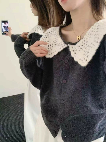 // 拼接鈎花針織翻領排扣毛衣