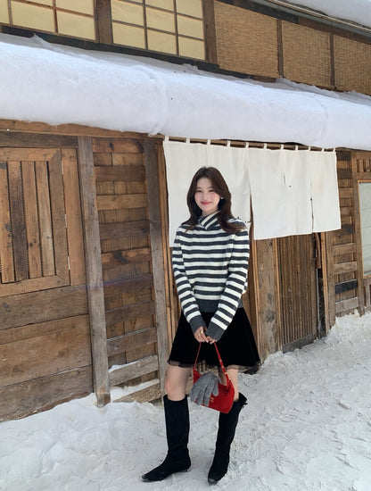 // 牛角鈕翻領設計間條NT