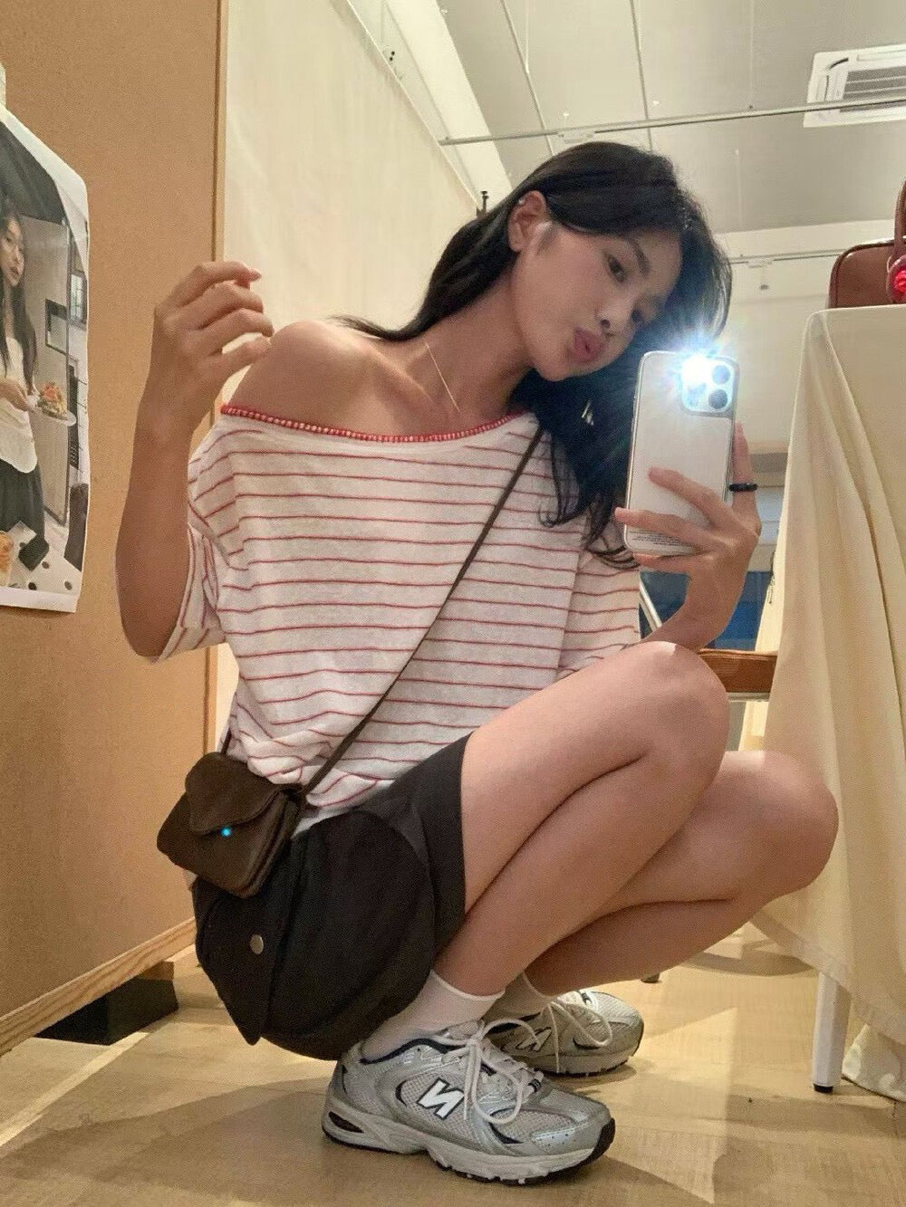 // 撞色鎖邊縫線斜領間條TEE