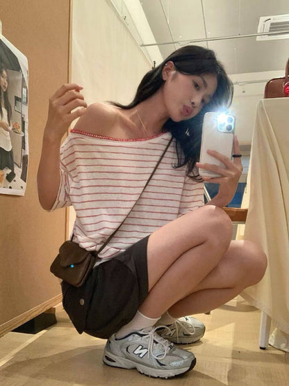 // 撞色鎖邊縫線斜領間條TEE
