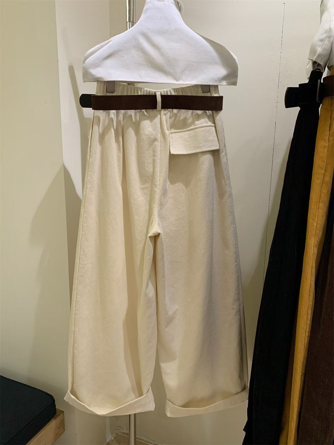 // 連絨面腰帶壓褶燈芯絨褲