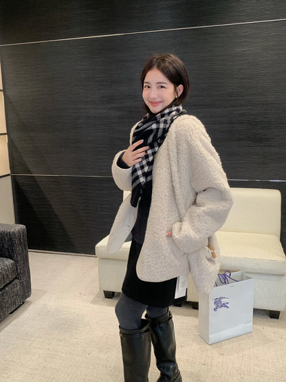 // 20%wool軟糯皮毛一體粒粒毛中長外套