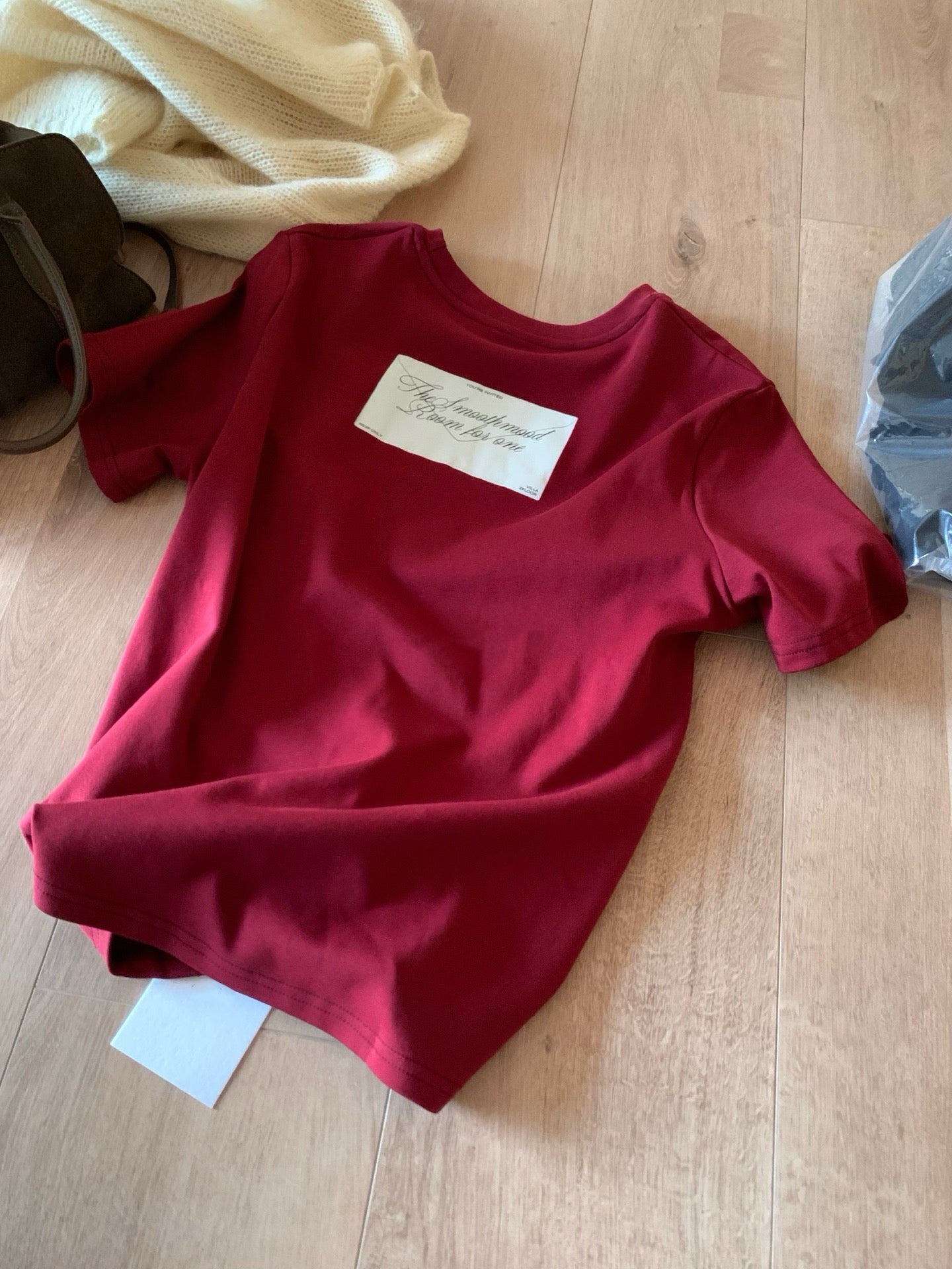 // 後字母拼色正面素色TEE