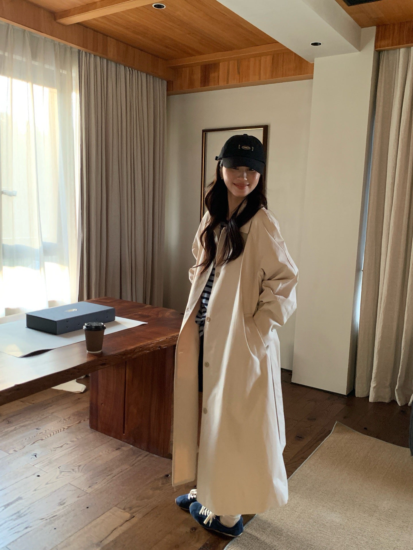 // 背後鈕扣設計翻領長款trench coat