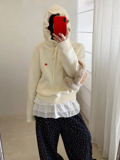 // 精緻花邊帽心心金屬貼牌毛衣