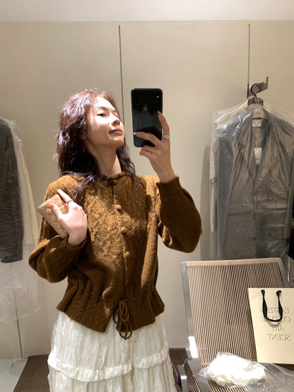 // 復古感麻花包扣綁帶腰毛衣