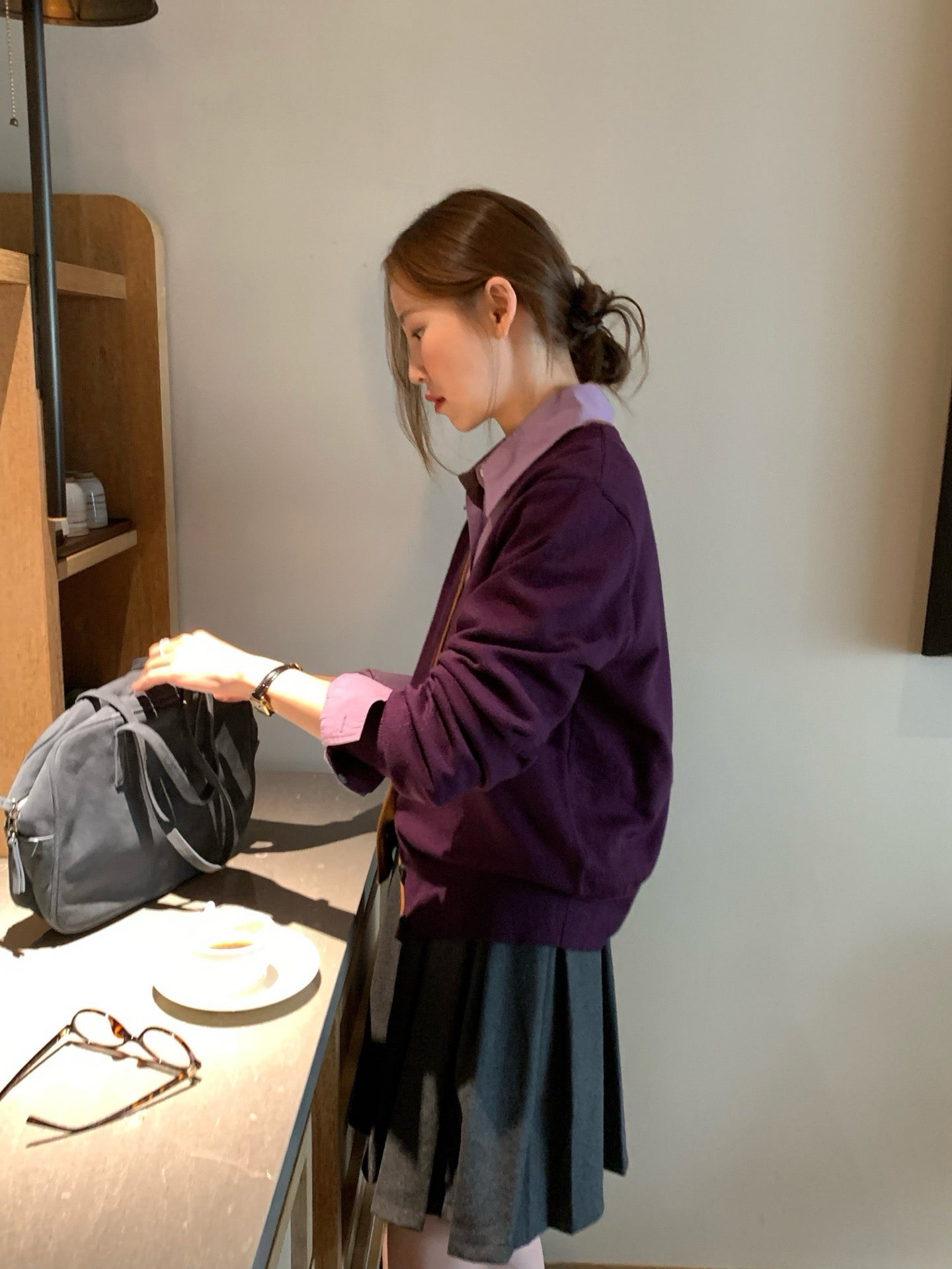 // 撞色邊小刺繡字V領CD