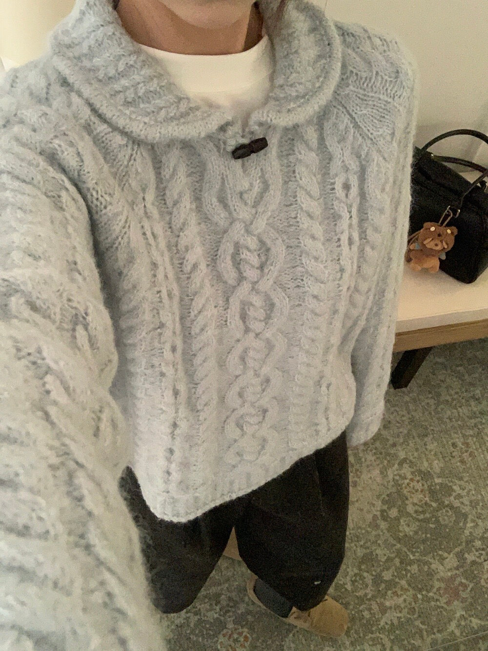 // 20%wool牛角鈕領口圓翻領麻花毛衣