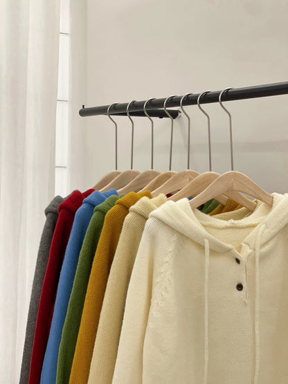 // 鈕扣設計連帽落肩毛衣