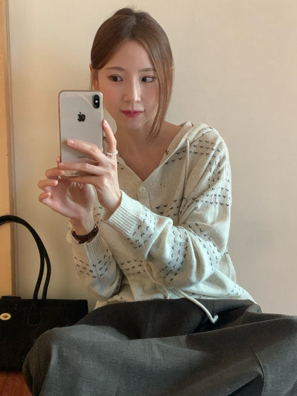 // 心心刺繡鏤空通花連帽CD