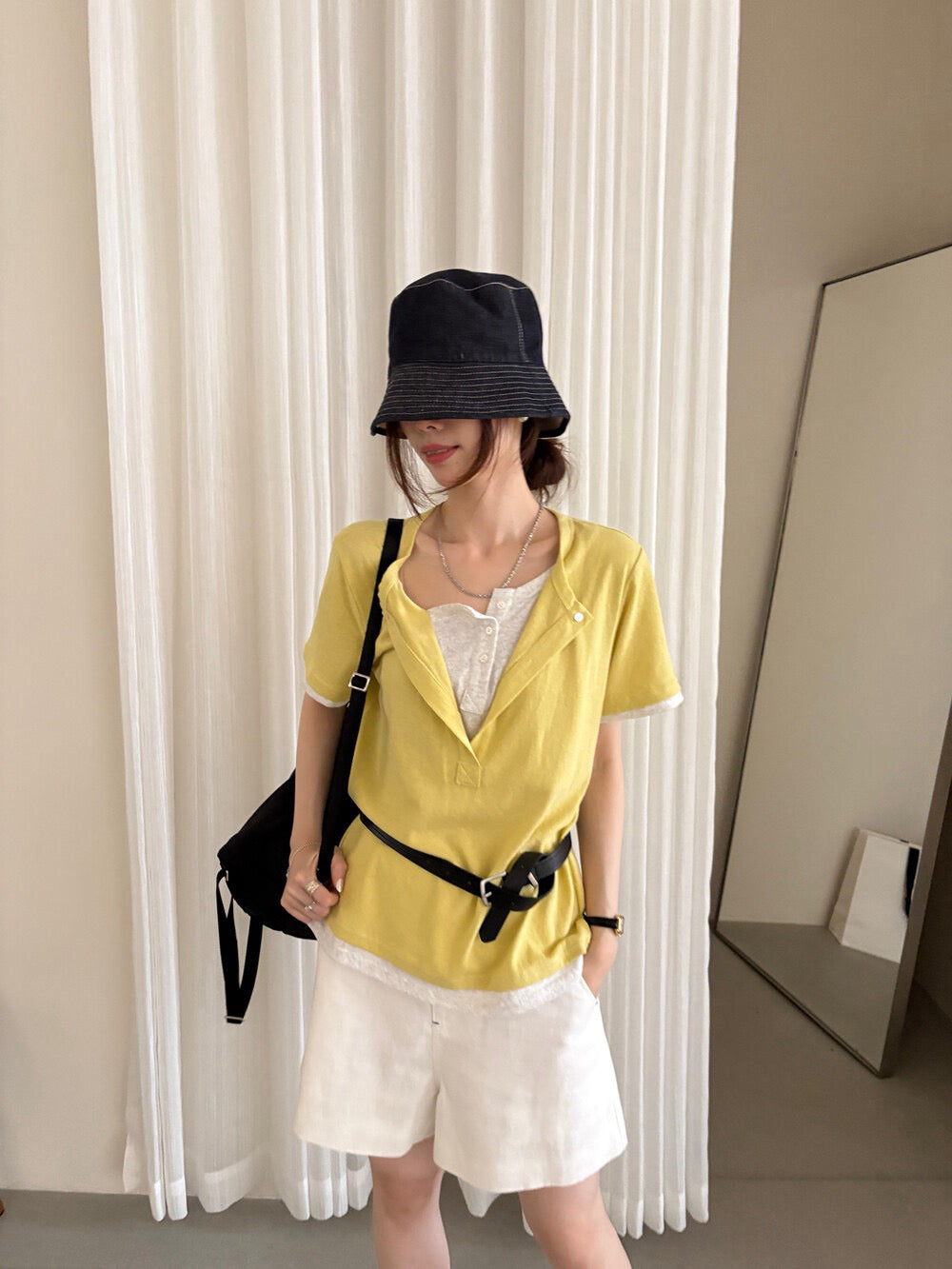 // 設計感假兩件鈕扣TEE