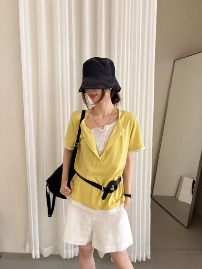 // 設計感假兩件鈕扣TEE