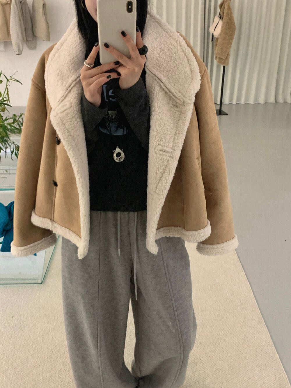 // 麂皮絨加羊羔毛底側排扣帥氣短款外套