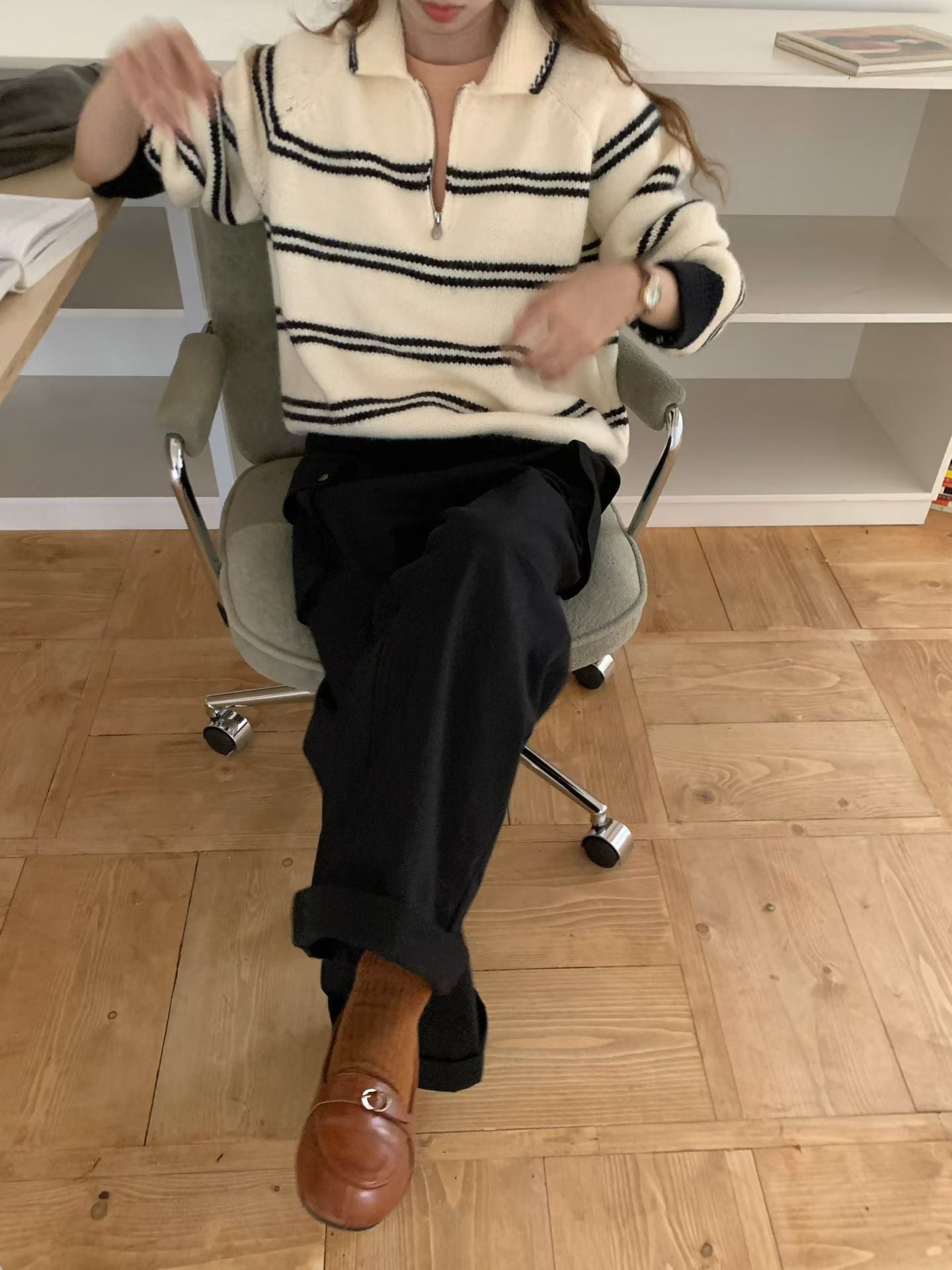 // 撞色間條邊半拉鍊毛衣