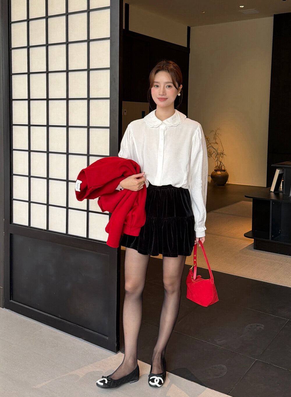 // 精緻花邊刺繡圓翻領BL