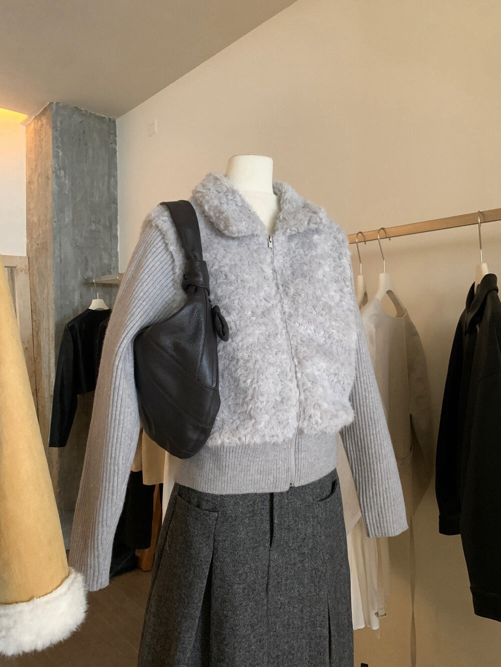 // 設計感毛毛翻領拼接織紋拉鍊外套