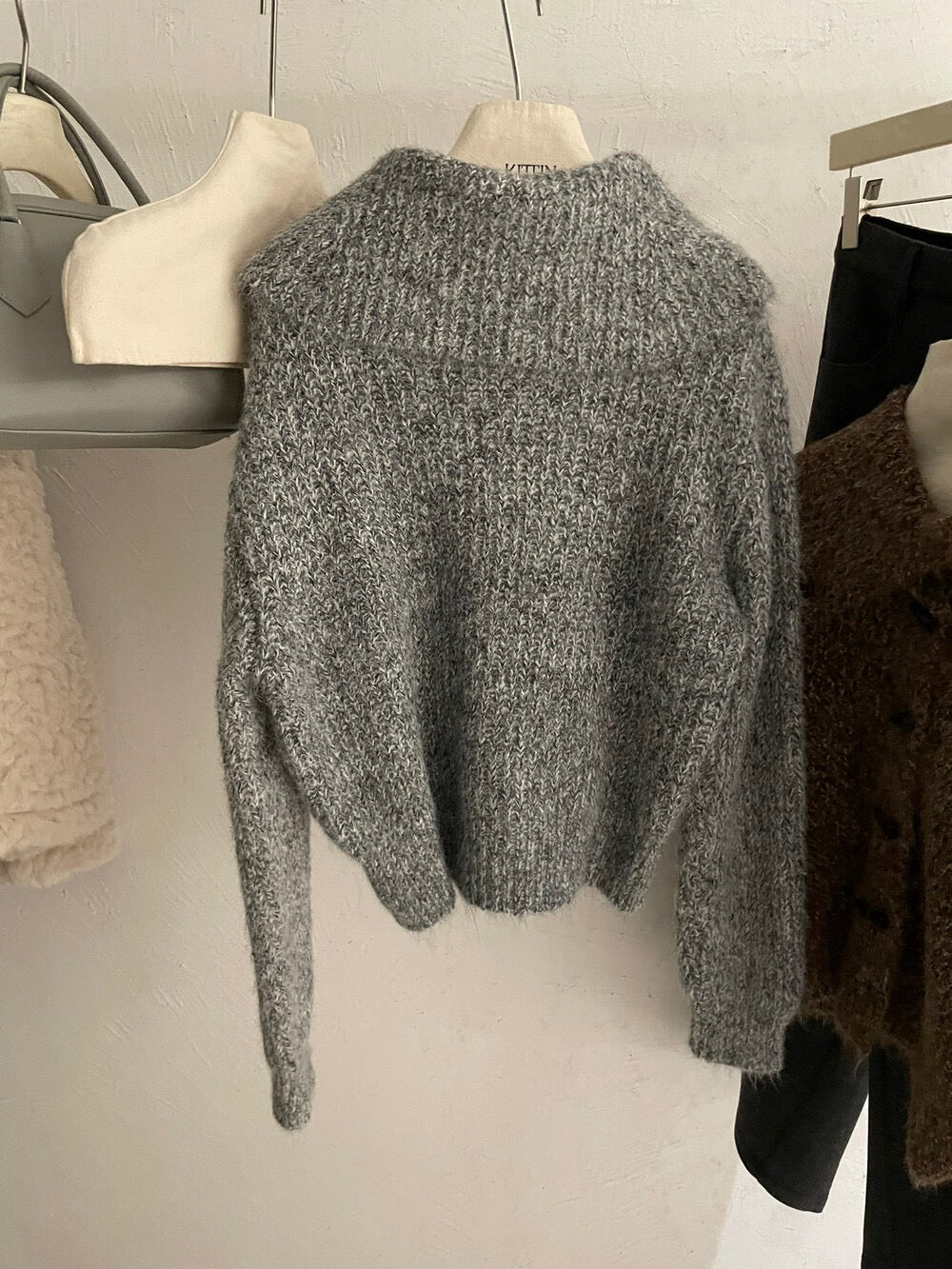 // 慵懶復古大翻領軟糯牛角鈕CD