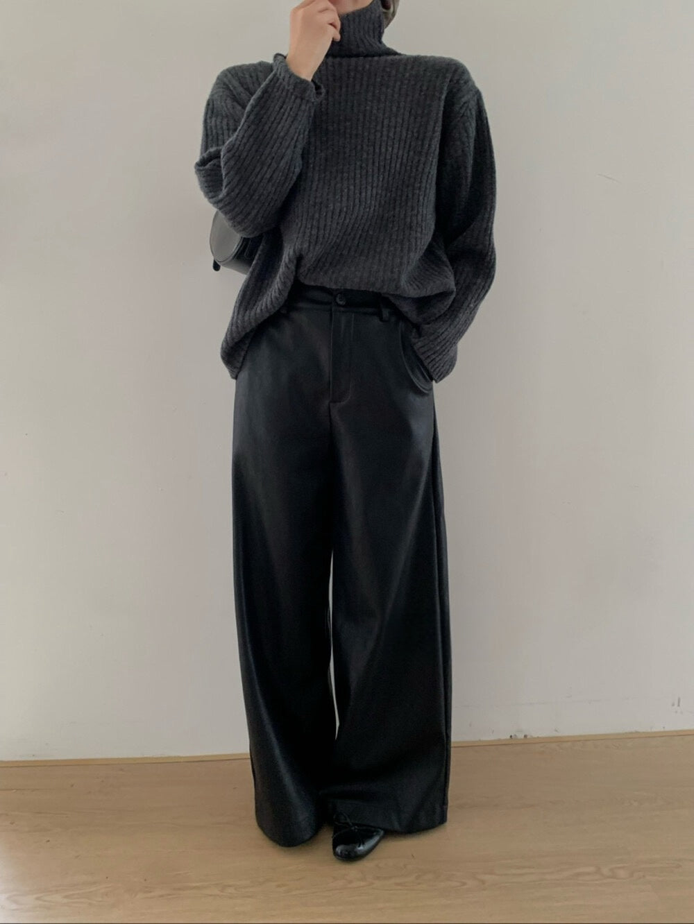 // 造型感絨底直腳皮褲