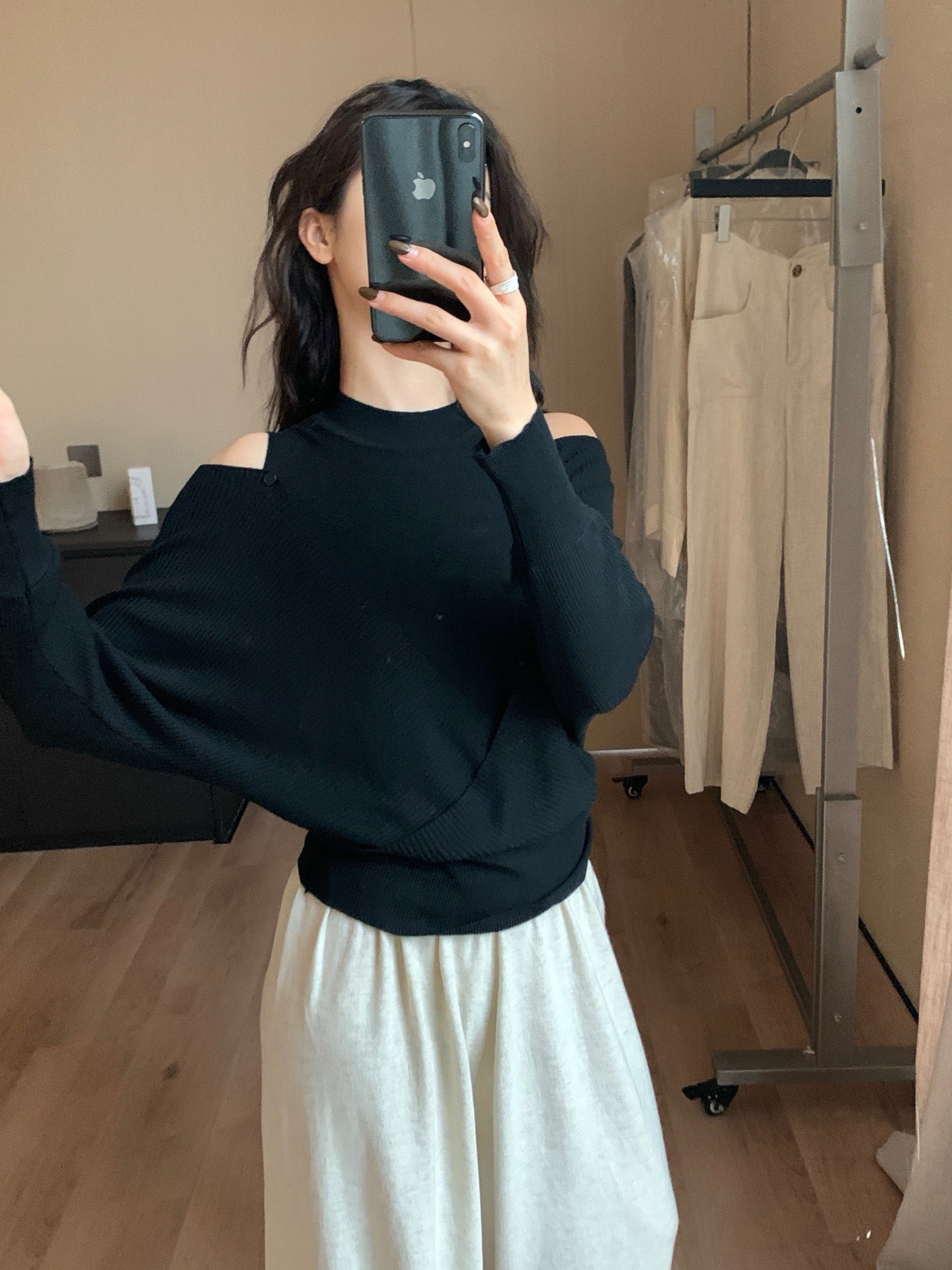 // 設計感交叉露肩針織上衣