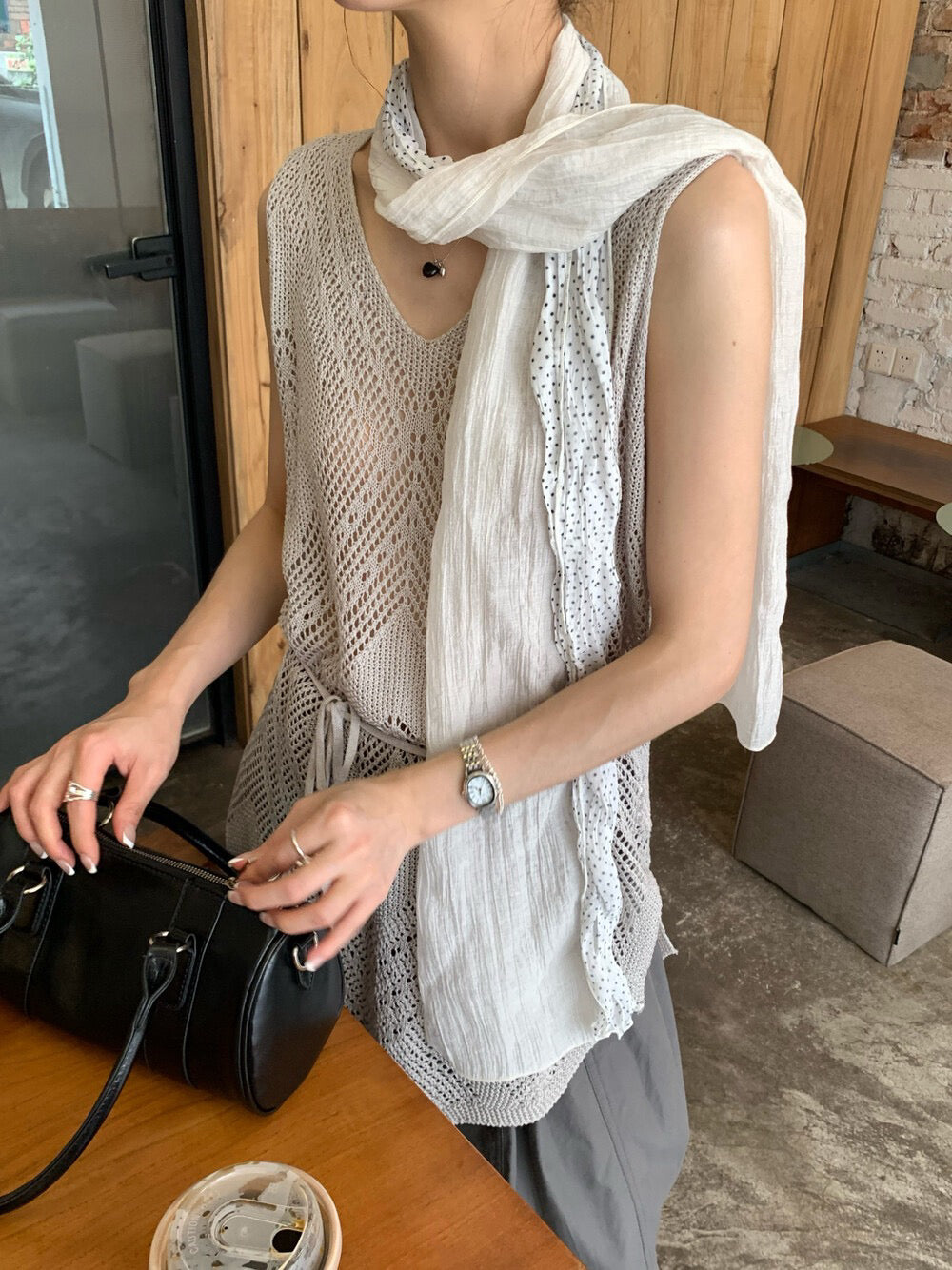 // lyocell麻鏤空織紋不規則衣擺背心