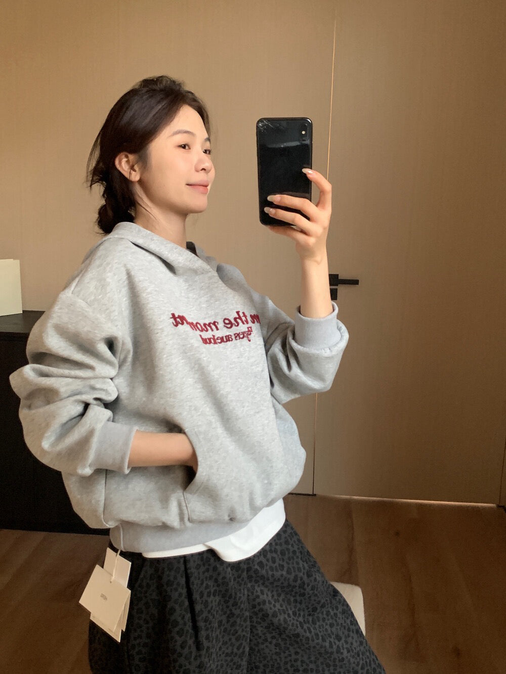 // 復古感植絨字連帽衛衣