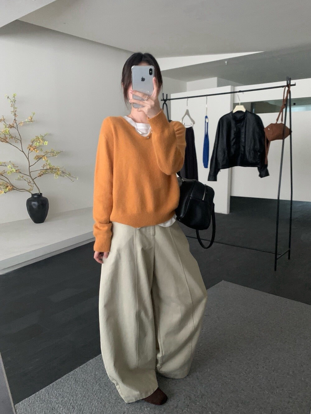 // 50%raccoon+30%cashmere超親膚小V領鈕扣NT