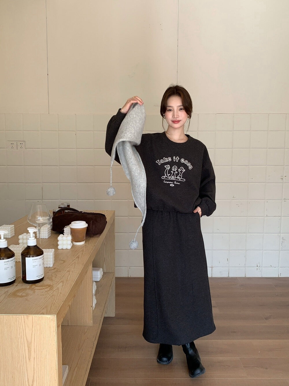 // 可愛刺繡圖案加絨衛衣+中裙套裝(連針織披肩)