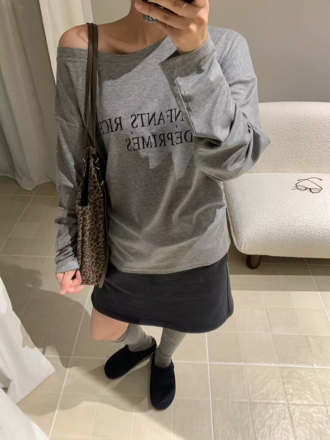 // 腰打褶可斜肩穿字母TEE