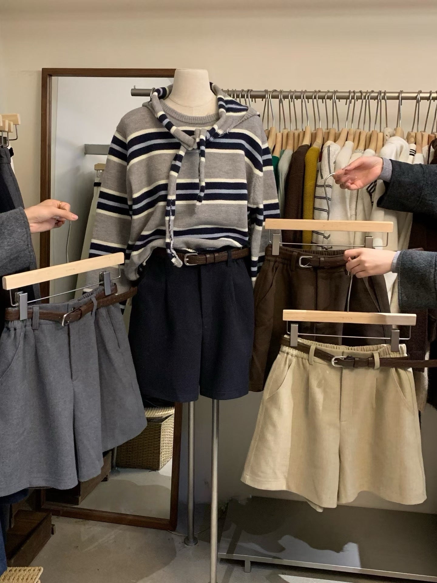 // 挺括感羊毛呢料連腰帶短褲