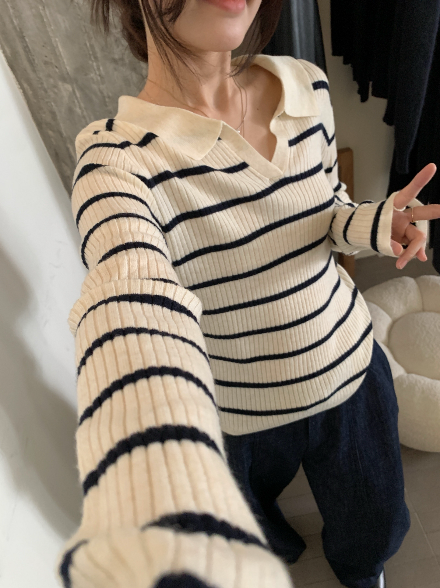 // 超顯瘦小V翻領薄針織上衣