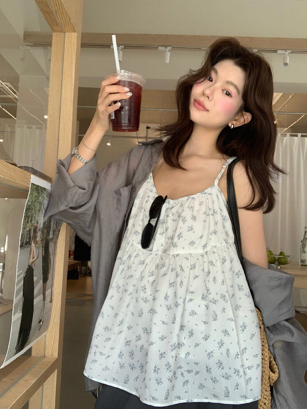 // 鈕扣小碎花傘型吊帶上衣